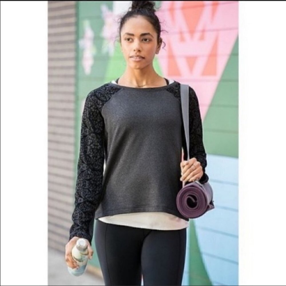 𝅺calia Carrie Underwood women US Small grey caviar black raglan top Limited Ed